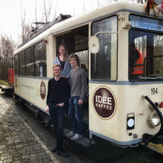 Die Mitglieder der BJL in der Tür einer historischen Straßenbahn