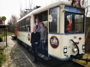 Die Mitglieder der BJL in der Tür einer historischen Straßenbahn